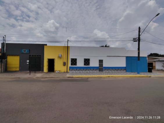 Vende-se esta casa com pontos comerciais