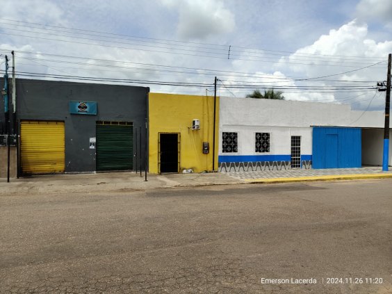 Vende-se esta casa com pontos comerciais