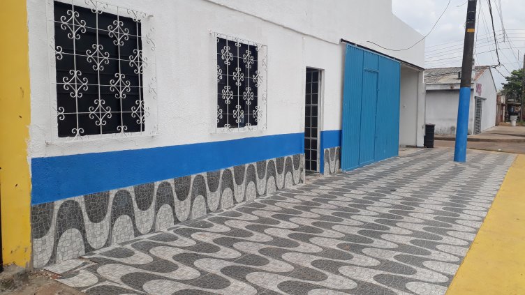 Vende-se esta casa com pontos comerciais