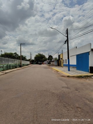 Vende-se esta casa com pontos comerciais