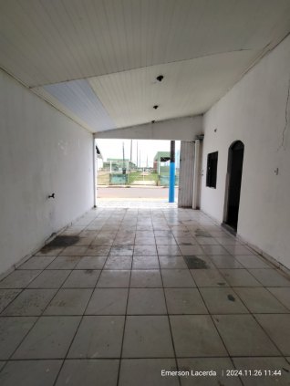 Vende-se esta casa com pontos comerciais