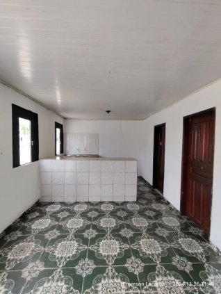 Vende-se esta casa com pontos comerciais