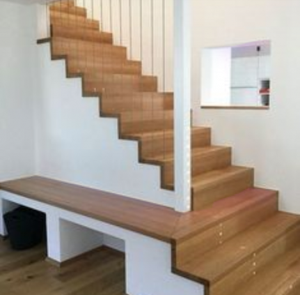 Trabalho com fabricação própria de móveis escada de madeira para residência 