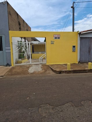 Vende-se uma Casa no Bairro Flodoaldo Pontes Pinto.