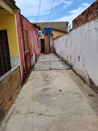 Vende-se uma Casa no Bairro Flodoaldo Pontes Pinto.