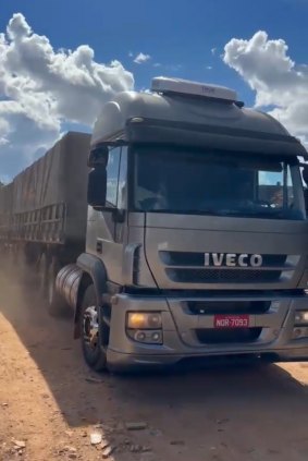 Vende-se está Carreta Iveco completo R$ 230.000,00 