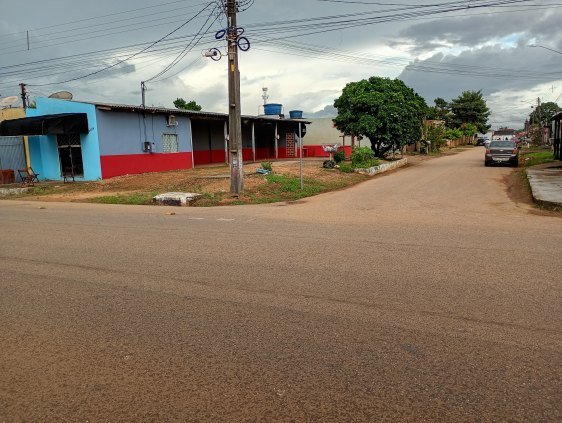 Aluga - se um ponto comercial
