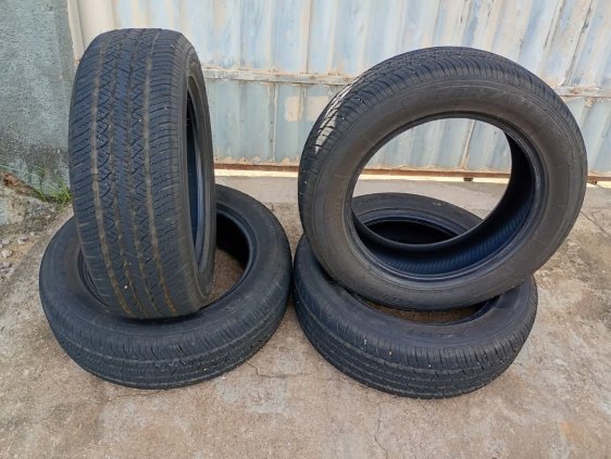 Un jogo de pneus 215/60/17