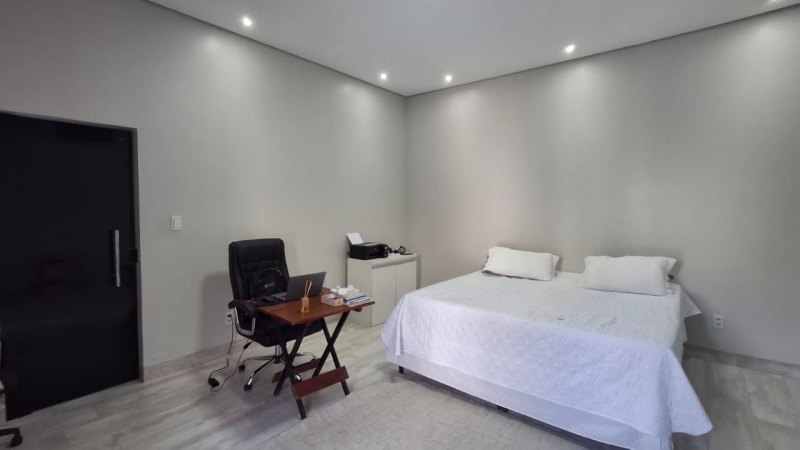 VENDE-SE: Casa ampla e moderna, perfeita para quem busca conforto e estilo 