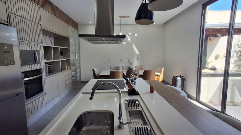 VENDE-SE: Casa ampla e moderna, perfeita para quem busca conforto e estilo 