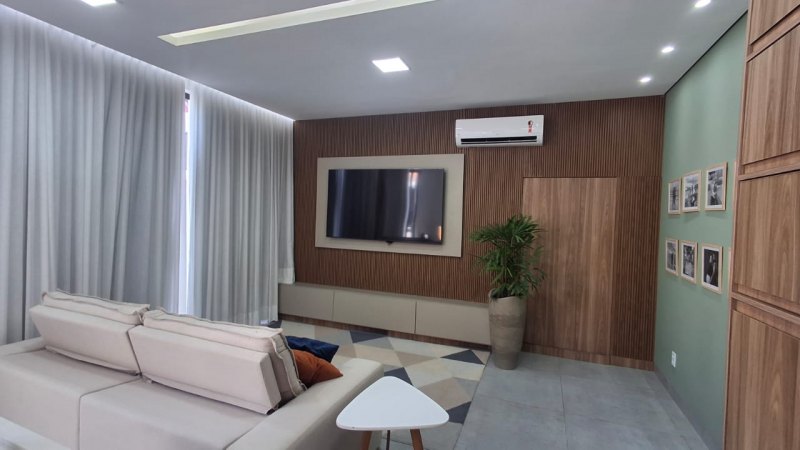 VENDE-SE: Casa ampla e moderna, perfeita para quem busca conforto e estilo 
