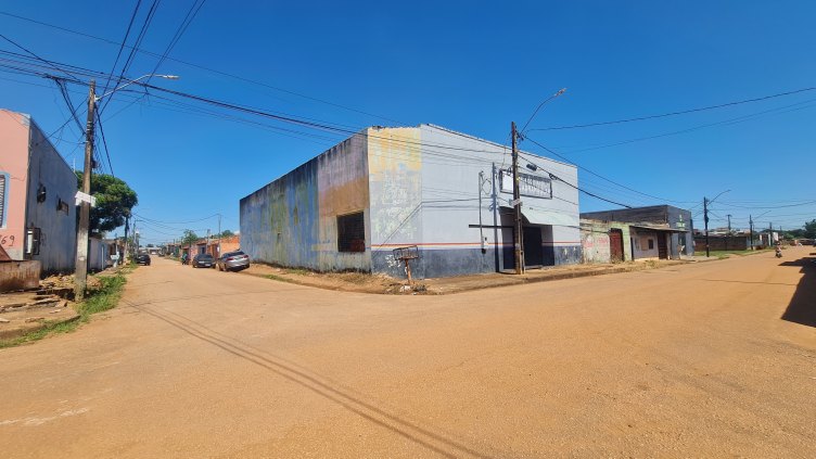 Vende-se este galpão na Rua Harpa próximo a Rua Pau Ferro 