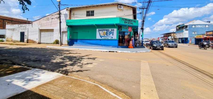 Vende-se este imóvel de esquina na avenida Mamoré 