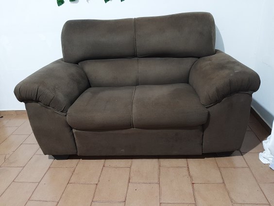 Sofá aveludado confortável 