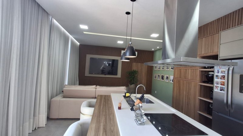 VENDE-SE: Casa ampla e moderna, perfeita para quem busca conforto e estilo 