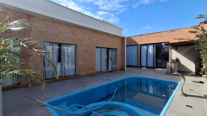 VENDE-SE: Casa ampla e moderna, perfeita para quem busca conforto e estilo 