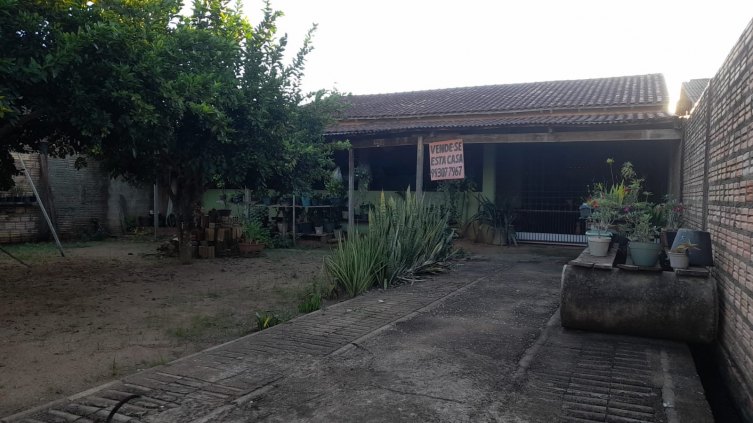 Vende- se uma casa 01 suite , 01 quarto , 01 banheiro social, corredor,sala e cozinha e uma varanda grande de laterla e frente 