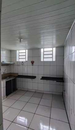 Aluga-se uma casa com 3 quartos, na Rua Abunã, entre Marechal e Terreiro Aranha (área central)