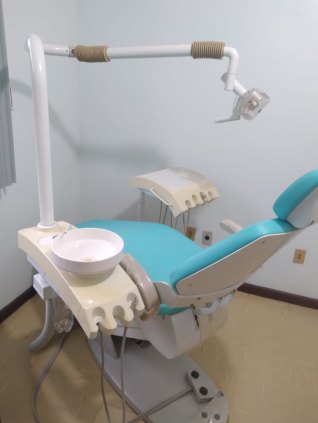 Cadeira odontológica com refletor e equipo