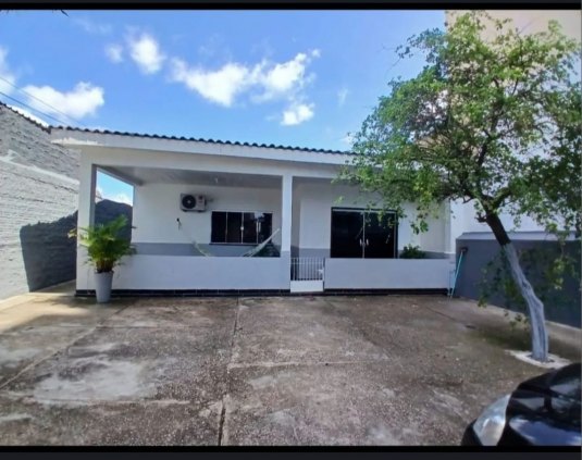 Aluga-se uma casa com 3 quartos, na Rua Abunã, entre Marechal e Terreiro Aranha (área central)