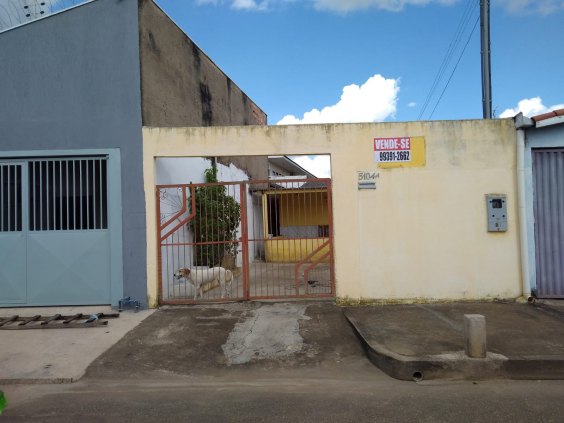 Vende-se uma Casa no Bairro Flodoaldo Pontes Pinto.