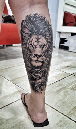 Tatuagens grandes e pequenas.