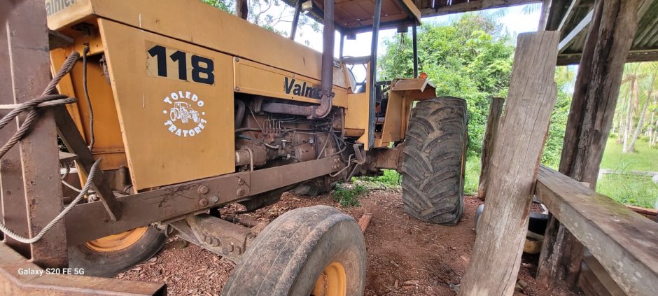 VENDE SE ESTE TRATOR VALMET 118 + Implementos ESTÁ EM RONDÔNIA 