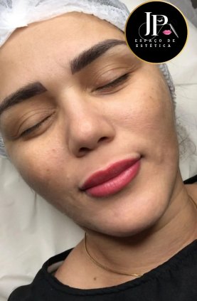 Modelo micropigmentação Labial 