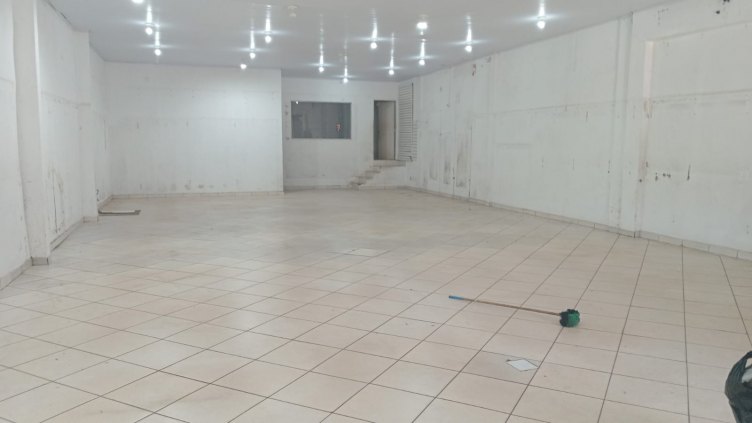 Aluga-se este ponto comercial na Avenida Jatuarana! 