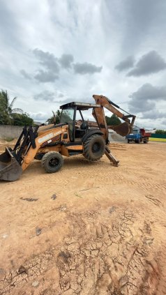 VENDE SE ESTÁ RETROESCAVADEIRA CASE 580 N/ 2012 ESTÁ EM RONDÔNIA. 