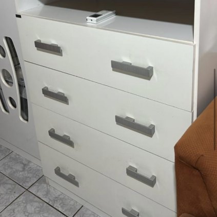Cômoda branca com 4 gavetas para quarto