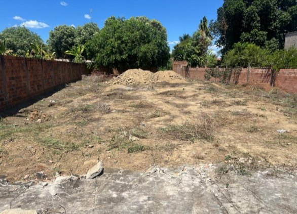 Vende se este terreno. 