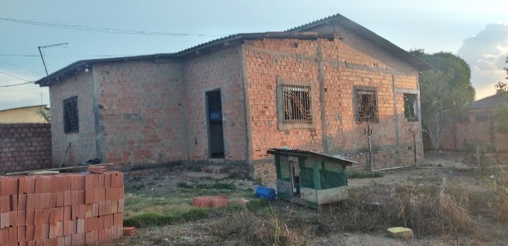 Vende se está casa em CANDEIAS DO JAMARI. 