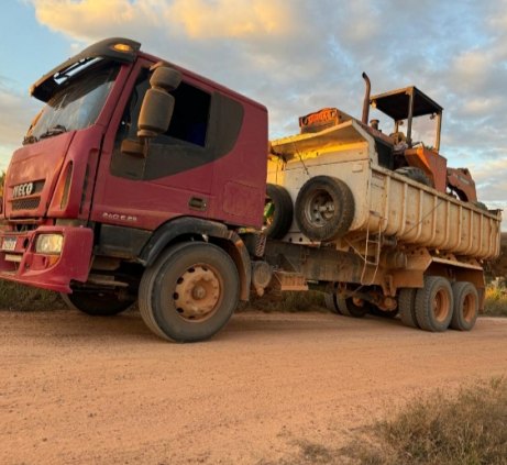 VENDE SE ESTE CAMINHÃO CAÇAMBA. 