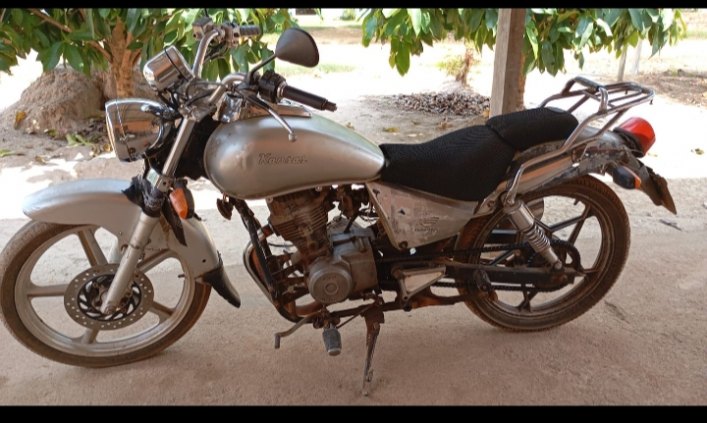 Vende se está moto. 