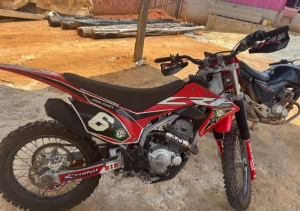 VENDE SE ESTÁ MOTO CRF 250F 