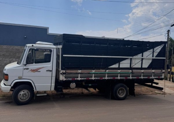 VENDE SE ESTE CAMINHÃO 710 /2001