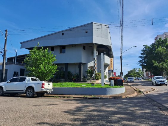 VENDE-SE NO DINHEIRO, 2 PRÉDIOS PEQUENOS; BOA ENGENHARIA E ARQUITETURA 