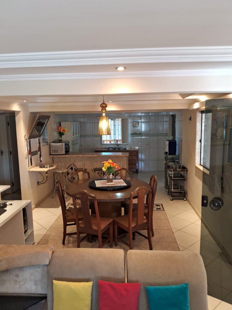 VENDE-SE NO DINHEIRO, 2 PRÉDIOS PEQUENOS; BOA ENGENHARIA E ARQUITETURA 