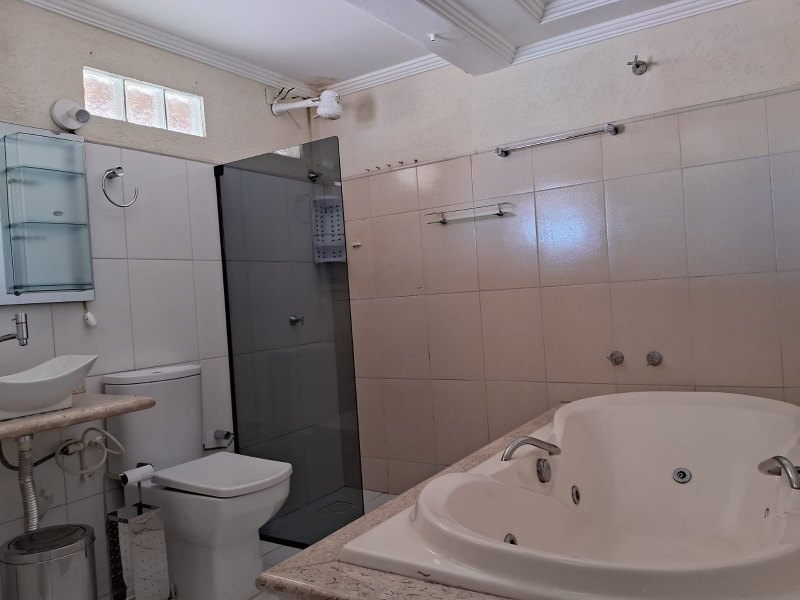 VENDE-SE NO DINHEIRO, 2 PRÉDIOS PEQUENOS; BOA ENGENHARIA E ARQUITETURA 