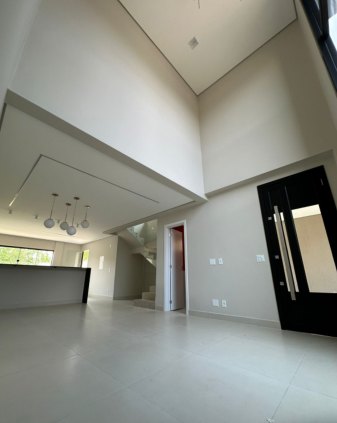 Sobrado a venda com três quartos próximo a Faculdade Sapiens 