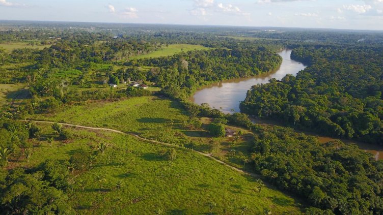 Sitio na beira do rio candeias próximo da cidade
