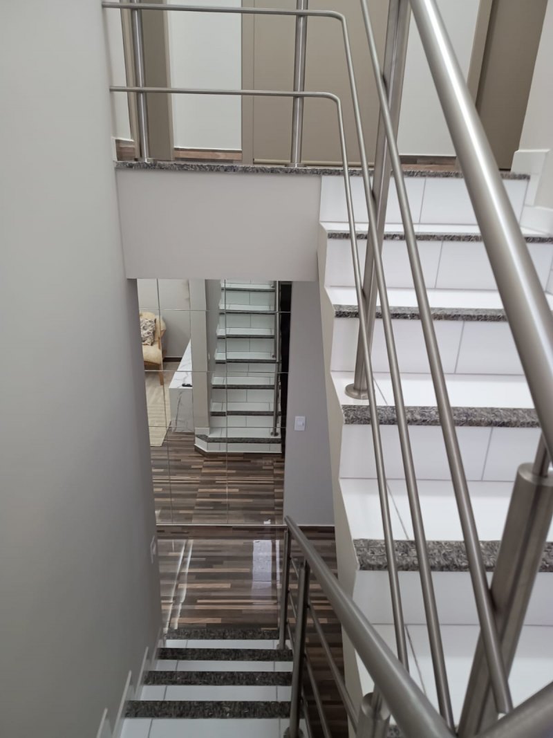 VENDO LINDA CASA