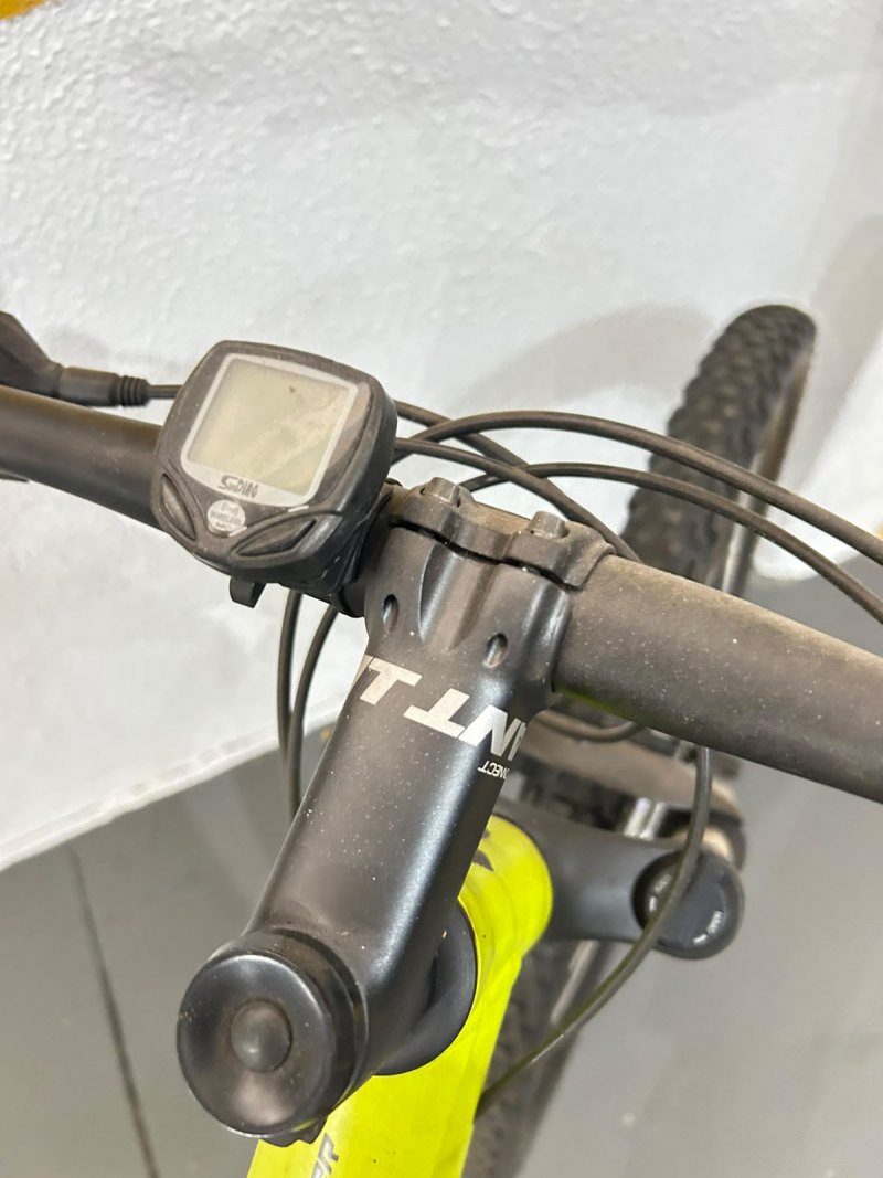 VENDE-SE UMA BICICLETA SPECIALIZED  