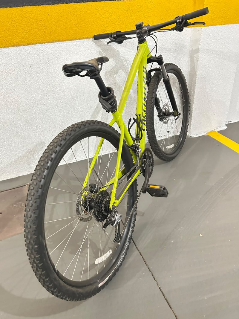 VENDE-SE UMA BICICLETA SPECIALIZED  