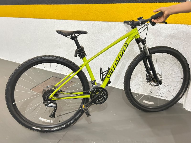 VENDE-SE UMA BICICLETA SPECIALIZED  
