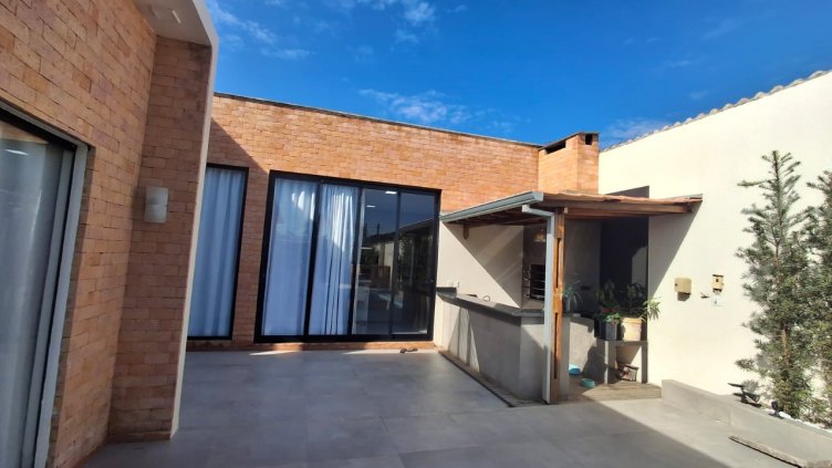 VENDE-SE: Casa ampla e moderna, perfeita para quem busca conforto e estilo 