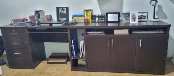 Bancada em MDF de qualidade, cor tabaco, medindo 2,79 m, 80 cm de altura, com 4 gavetas e tres portas. 