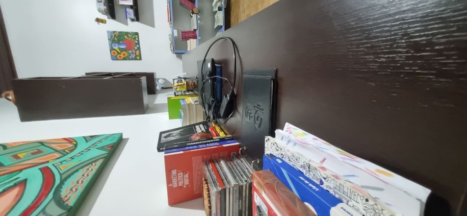 Bancada em MDF de qualidade, cor tabaco, medindo 2,79 m, 80 cm de altura, com 4 gavetas e tres portas. 