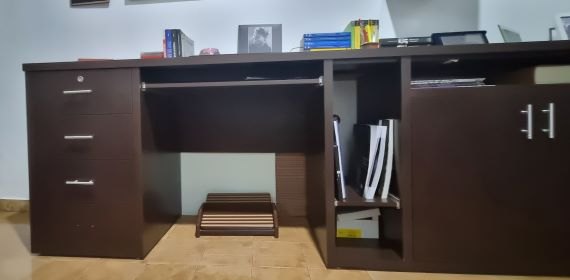 Bancada em MDF de qualidade, cor tabaco, medindo 2,79 m, 80 cm de altura, com 4 gavetas e tres portas. 